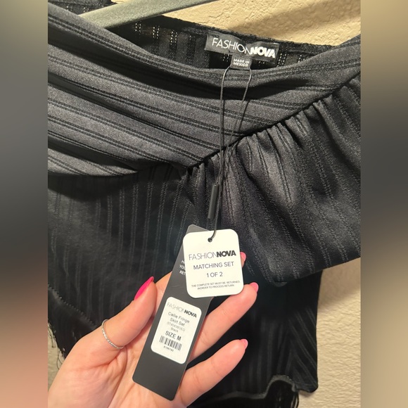 Fashion Nova NWT Black One Shoulder Fringe Top size M - Picture 4 of 4